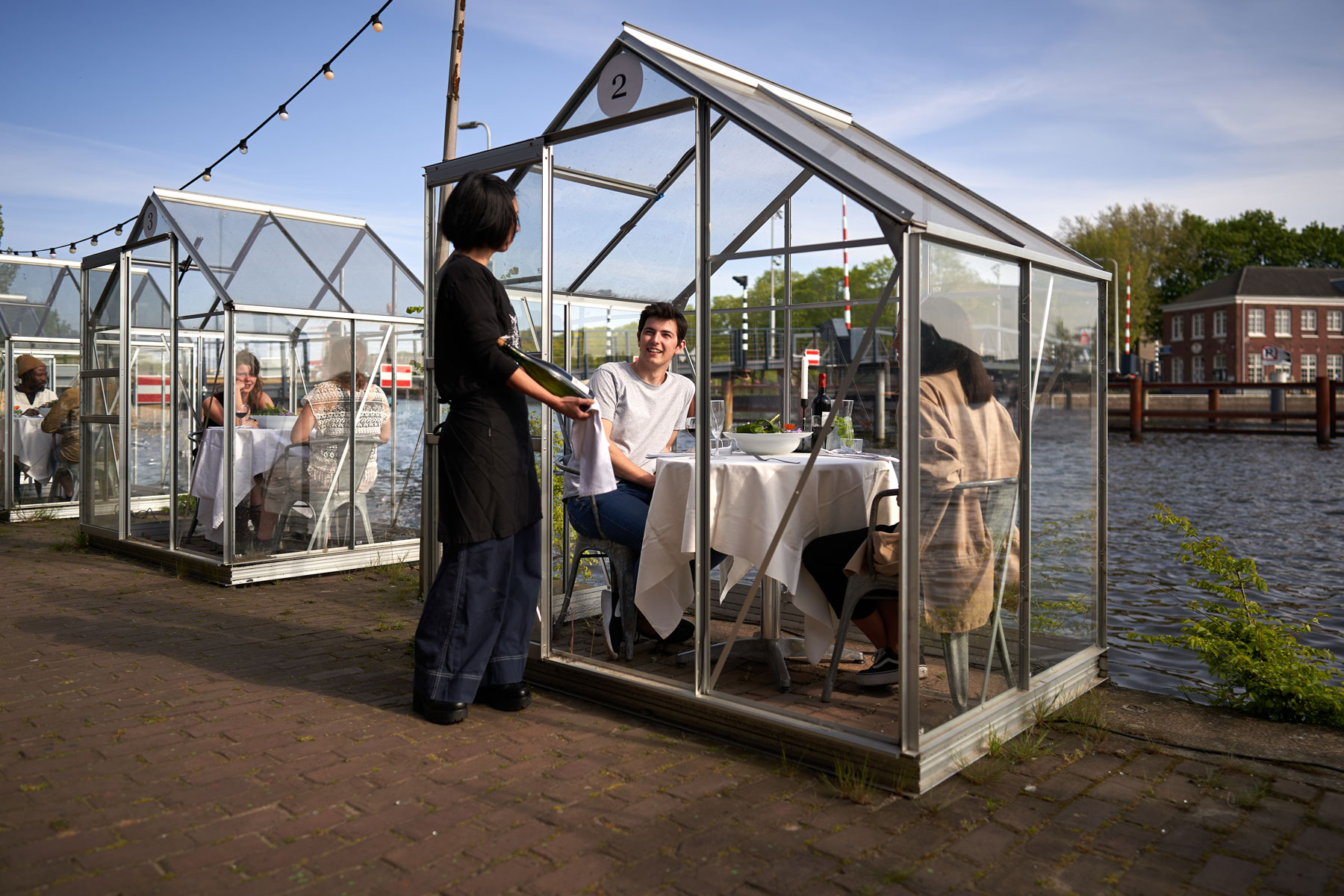 Un ristorante di Amsterdam propone tavoli in casette ecologiche singole per un'esperienza culinaria adorabile e sicura.